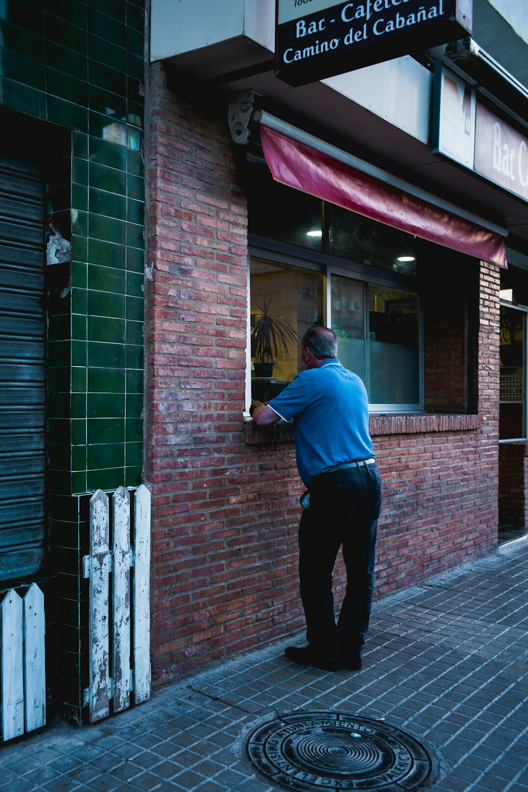 store detective catching thief